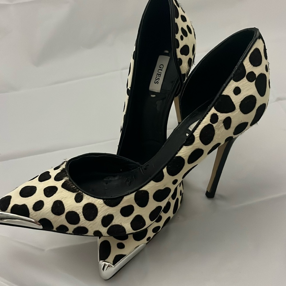 Guess zebra Limited edition brand new no box size 7 1/2